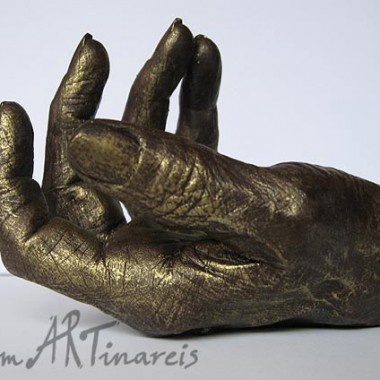 Hand einer älteren Dame in Bronzeoptik