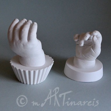 Babyhände in Keramik, weiß belassen