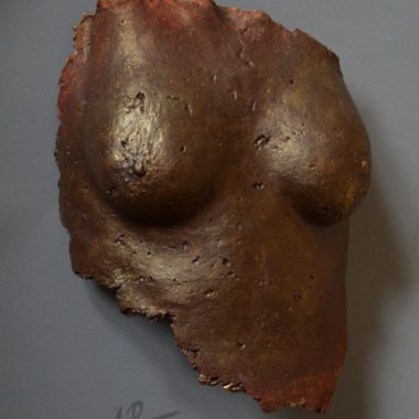 Brust (Torso) - Abformung aus Pappmaché, patiniert in bronze Finish und rot