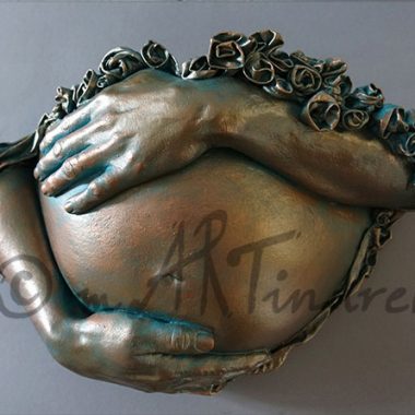Babybauch Abformung mit Händen und plastischem Muster, Bronze Patina