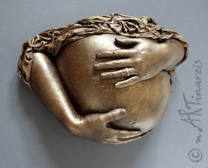 Babybauch Abformung mit Händen, Gips und Draperie, bemalt in Bronze