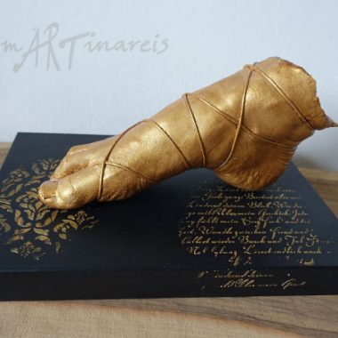 ´Goldfuss´- Eine Fuß-Skulptur aus Gieskeramik, Gold patiniert auf einem individuellem Podest