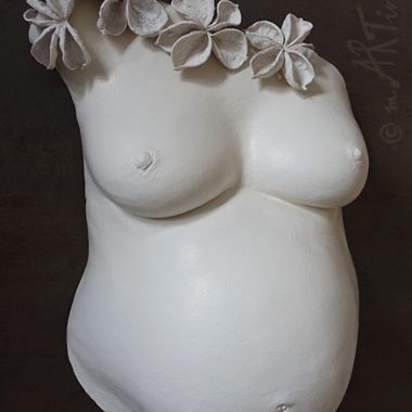 Schwangerschaftstorso - Skulptur, Abformung in schlichtem creme weiß