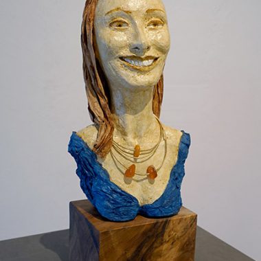 ´Die Andrea´- Pappmaché Portraitplastik auf Holzpodest