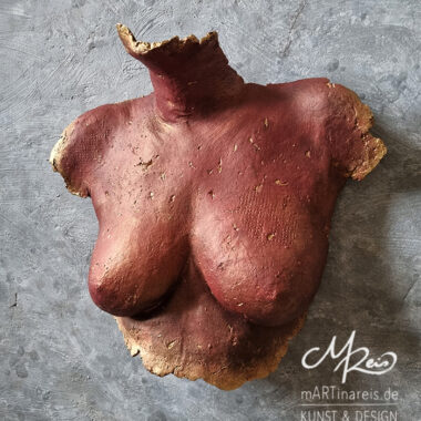 Torso aus Pappmaché in rot-gold
