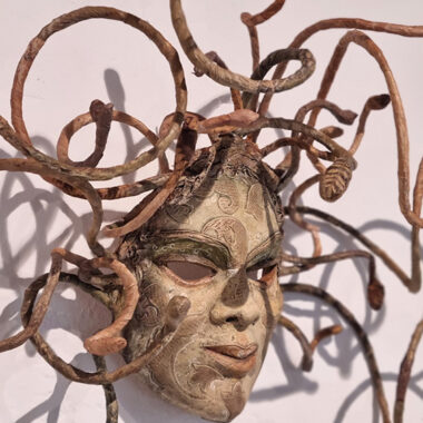 ´Medusa´- Maske als Wandobjekt, Pappmaché, Naturpapiere, Zeichnung, Bemalung