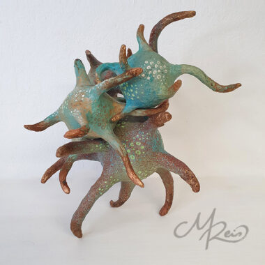 Pappmaché Viruskis beim Spielen