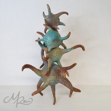 Pappmaché Viruskis machen einen Turm