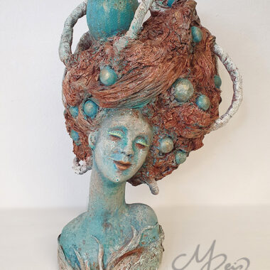 ´Die Ideenbrüterin`- Pappmaché, ca. 40 cm hoch