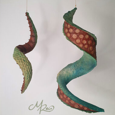 ´Wirbelschoten´ aus Pappmaché - sich drehende Objekte, 60 cm und 80 cm hoch