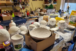 Kreativchaos in meinem Atelier, wenn ich mit Materialien experimentiere