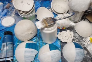 Experimente mit verschiedenen Materialien und Oberflächen